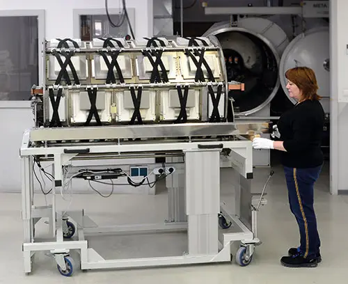 Vapour-plating plant for EMC process